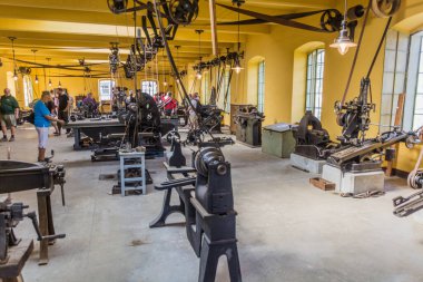ZAMBERK, CZECHIA - SEPTEMBER 15, 2018 'inci yüzyıl fabrikası Eski Makine ve Teknoloji Müzesi' nde (Muzeum starych stroju a technology) hat milleri ve kemerlerle donatılmış.