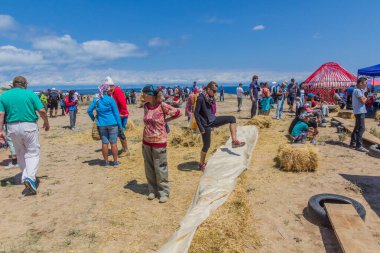 ISSYK KUL, KYRGYZSTAN - 15 Temmuz 2018: Kırgızistan 'daki Issyk Kul Gölü kıyısındaki Teskey Jeek Etnofestivali ziyaretçileri