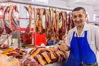 BISHKEK, KYRGYZSTAN - 11 Temmuz 2018: Kırgızistan 'ın başkenti Bişkek' teki Osh pazarında at eti satıcısı.