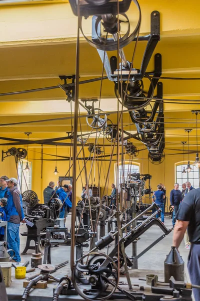 ZAMBERK, CZECHIA - SEPTEMBER 15, 2018 'inci yüzyıl fabrikası Eski Makine ve Teknoloji Müzesi' nde (Muzeum starych stroju a technology) hat milleri ve kemerlerle donatılmış.