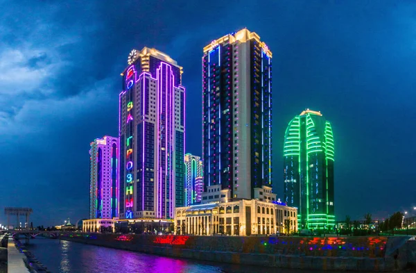 GROZNY, RUSSIA - 24 Haziran 2018: Grozny City, Çeçenistan, Rusya 'nın gökdelenlerinin gece manzarası