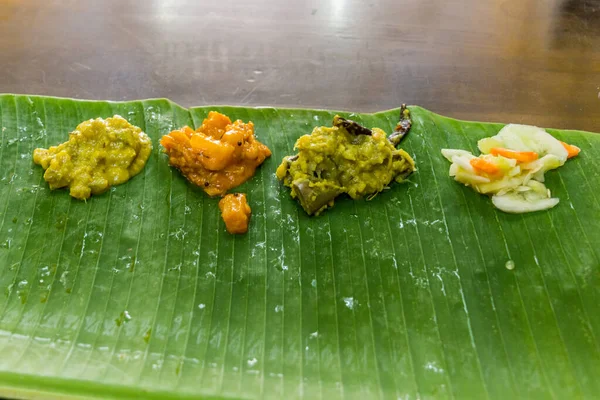 Thali Hidangan India Disajikan Pada Daun Pisang — Stok Foto