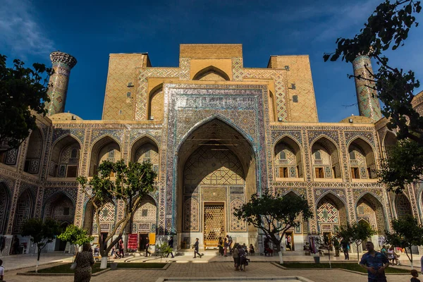 Samarkand Uzbekistan Kwietnia 2018 Stoiska Pamiątkowe Dziedzińcu Ulugh Beg Madrasa — Zdjęcie stockowe