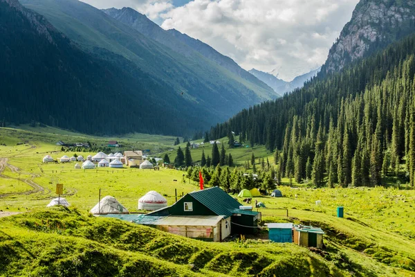 Camps Yourtes Dans Village Altyn Arashan Kirghizistan — Photo