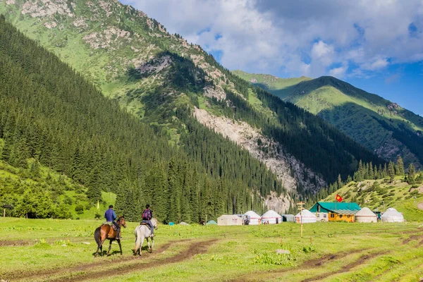 Altyn Arashan Kyrgyzstan July 2018 吉尔吉斯斯坦Altyn Arashan村酸奶营地附近的当地骑手 — 图库照片