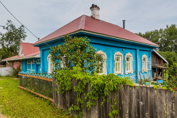 Русский деревянный дом в городе Кур, Россия
