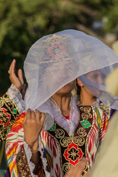 Bukhara Uzbekistan April 2018 Dancers Wearing Traditional Dress Center Bukhara — Stock Photo, Image