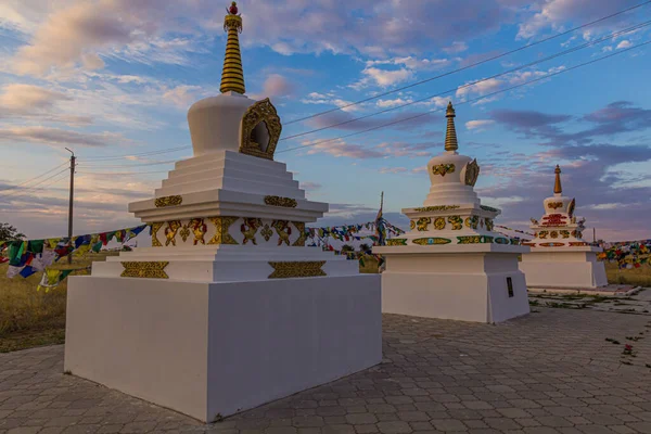 Stupas Bandeiras Perto Syakusn Syume Mosteiro Geden Sheddup Choikorling Mosteiro — Fotografia de Stock