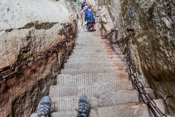 Hua Shan China Agosto 2018 Gente Sube Por Las Escaleras — Foto de Stock