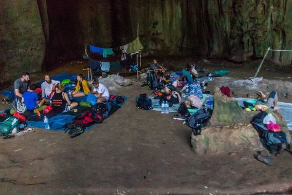 Taman Negara Malaysia March 2018 Tourists Prepare Camp Cave Jungle — Stock Photo, Image