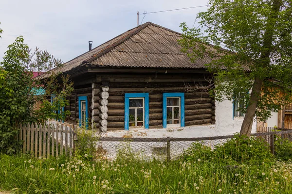 ロシアのクングル町にある典型的なロシアの木造住宅 — ストック写真
