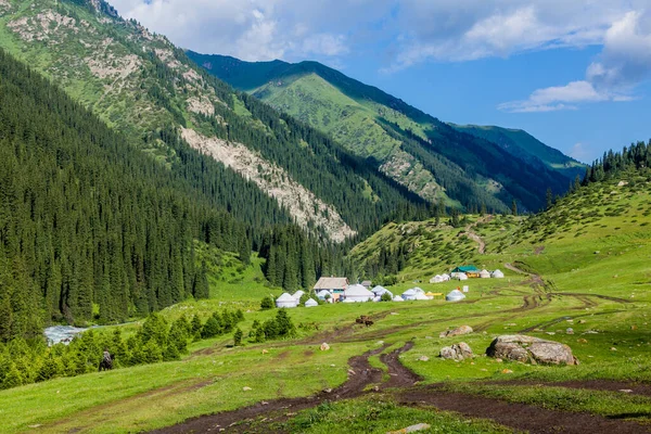 키르기스스탄의 아라산 마을에 유르트 수용소 — 스톡 사진