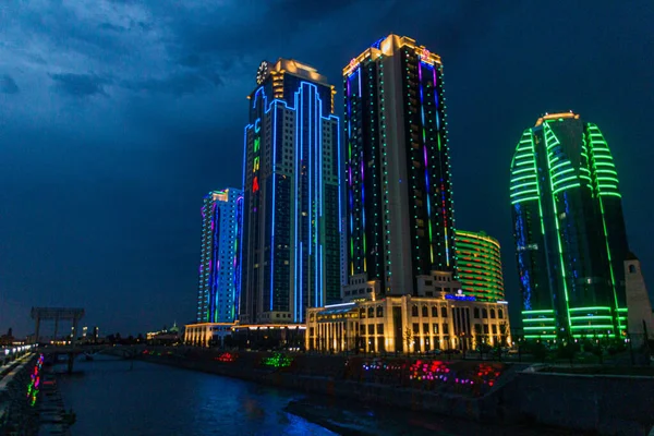Grozny Venäjä Kesäkuu 2018 Yönäkymä Grozny Cityn Pilvenpiirtäjille Tsetsenia Venäjä — kuvapankkivalokuva