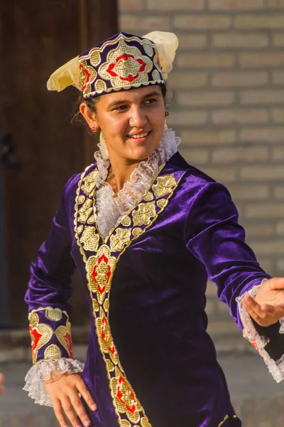 Bukhara Uzbekistan April 2018 Young Dancer Traditional Dress Center Bukhara — Stock Photo, Image