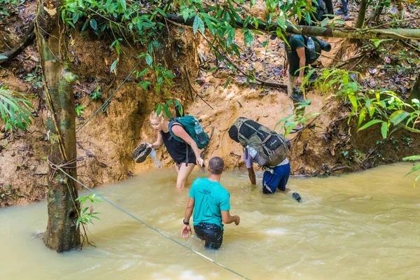 Taman Negara Malaysia Marzo 2018 Turisti Attraversano Torrente Nella Giungla — Foto Stock