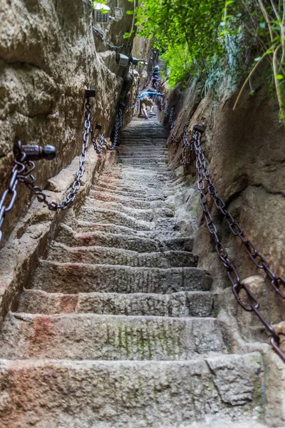 Hua Shan China August 2018 Menschen Steigen Die Treppe Hinauf — Stockfoto