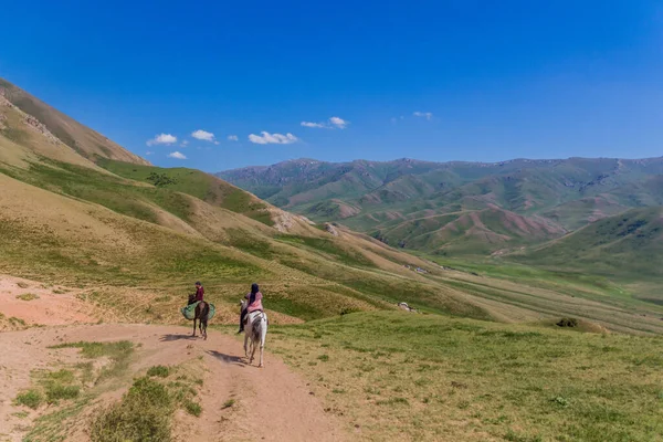 Cavaleiros Montanhas Perto Lago Song Kul Quirguistão — Fotografia de Stock