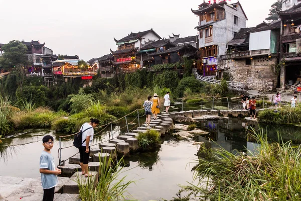 2018 사람들 이중국 후난성의 마을에서 징검다리 사용하여 건넌다 — 스톡 사진
