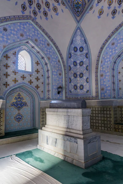 SHAHRISABZ, UZBEKISTAN: 29 Nisan 2018: Özbekistan 'daki Dorut Tilavat kompleksinde Şeyh Şemseddin Kulyal anıtının içi