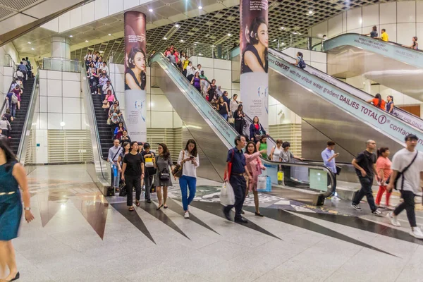 Singapore Singapore March 2018 Escalators Dhoby Ghaut Mrt Interchange Station — Stock Photo, Image