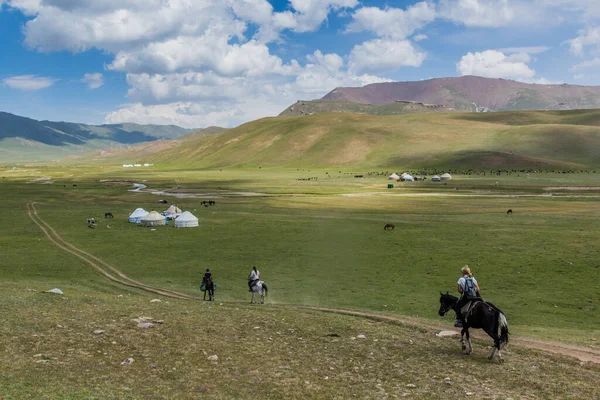 Song Kul Kyrgyzstan Julho 2018 Turistas Cavalos Que Chegam Acampamento — Fotografia de Stock