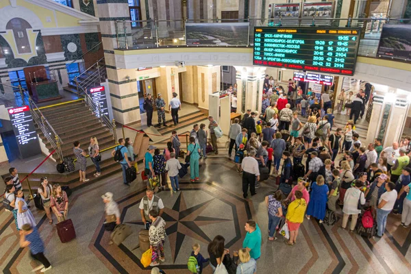 Omsk Rusia Julio 2018 Multitud Personas Estación Tren Omsk —  Fotos de Stock