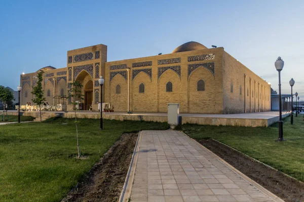 乌兹别克斯坦Shahrisabz Koba Caravanserai夜景 — 图库照片