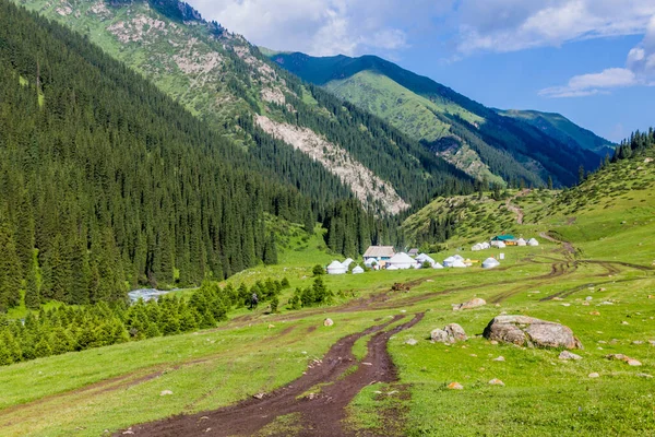 Στρατόπεδο Yurt Στο Χωριό Altyn Arashan Κιργιστάν — Φωτογραφία Αρχείου