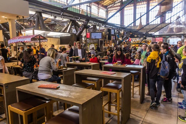 Флоренция Италия Октября 2018 Года Люди Едят Фуд Корте Mercato — стоковое фото