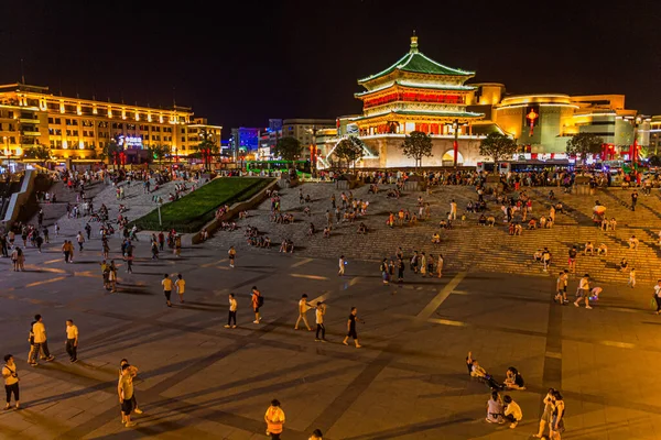 Ağustos 2018 Çin Kentindeki Çan Kulesinin Yakınındaki Yaya Alanının Akşam — Stok fotoğraf