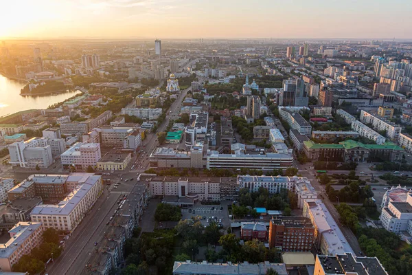 俄罗斯日落时分叶卡捷琳堡的空中景观 — 图库照片