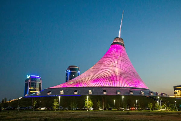 アスタナ カザフスタン 2018年7月8日 カザフスタンの首都アスタナ 現在のヌールスルタン のカーン シャティル エンターテイメント センターの夕景 — ストック写真