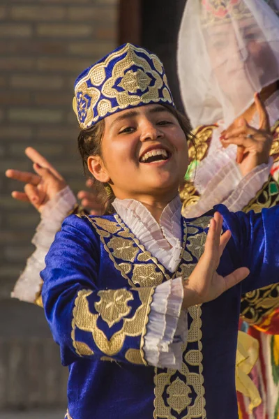 Bukhara Uzbekistan April 2018 Young Dancer Traditional Dress Center Bukhara — Stock Photo, Image