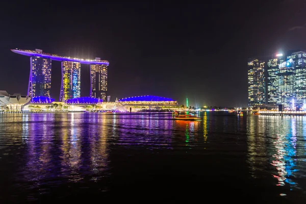 SINGAPORE, ŞARKI - 12 Mart 2018 Singapur 'daki Marina Körfezi Sands binasının akşam manzarası