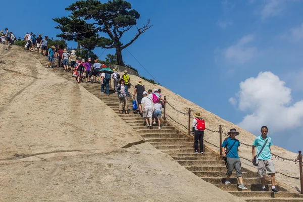 Hua Shan China August 2018 People Climb Stairs Leading Peaks — Stock Photo, Image