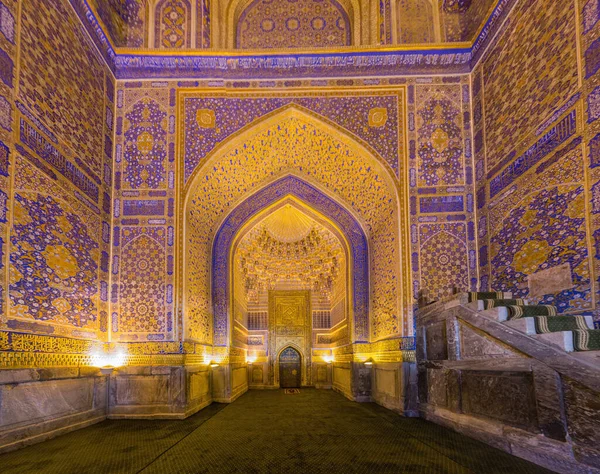 SAMARKAND, UZBEKISTAN: 28 Nisan 2018: Semerkand, Özbekistan 'da Madrasa Tilya Kori' nin İçişleri