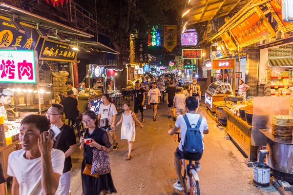 中国西安 2018年8月2日 中国西安穆斯林区一条狭窄小巷的夜景 — 图库照片