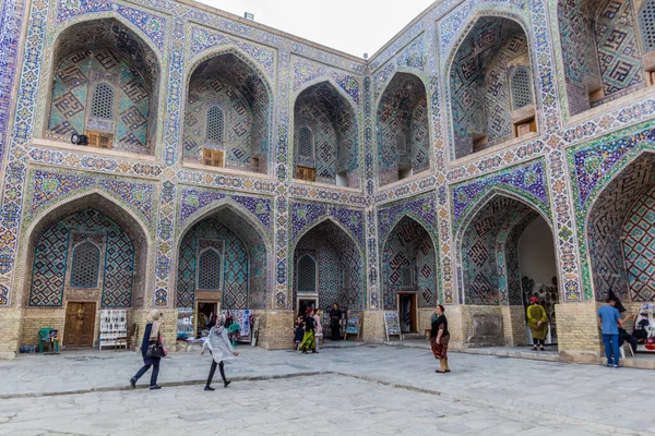 Samarkand Uzbekistan April 2018 Souvenir Stalls Courtyard Sher Dor Madrasa — 图库照片