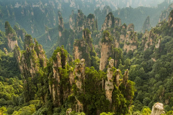 中国湖南省張家界市国家森林公園の武陵源風景区と歴史的関心領域の砂岩の柱の空中ビュー — ストック写真