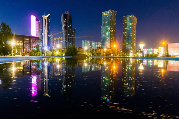 Avondzicht Reflecterende Wolkenkrabbers Astana Nur Sultan Hoofdstad Van Kazachstan — Stockfoto