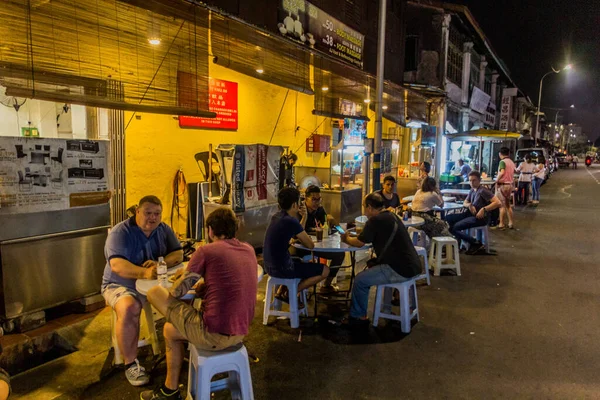 stock image GEORGE TOWN, MALAYSIA - MARCH 20, 2018: Evening view of outdoor food stalls in George Town, Malaysia