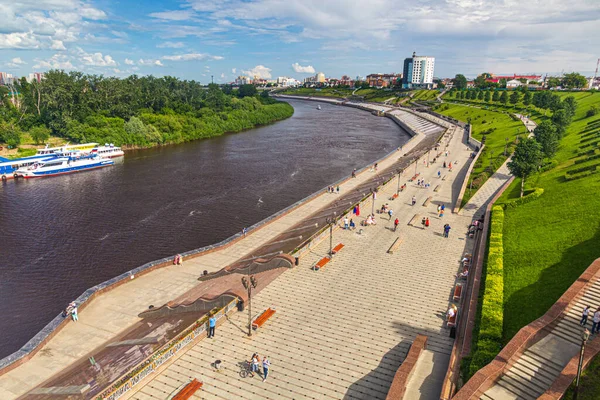 Tyumen Rusia Julio 2018 Personas Orillas Del Río Tura Ciudad — Foto de Stock