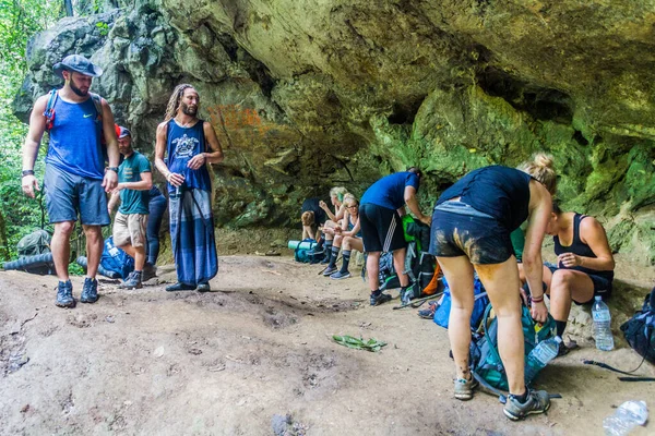 Таман Негара Малайзия Марта 2018 Года Туристы Отдыхают Маленькой Пещере — стоковое фото