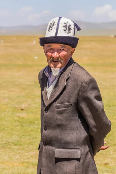 Song Kol Kyrgyzstan 2018年7月25日 在Son Kol Lake海岸举行的全国马术节期间 穿着老年男子的传统服装 — 图库照片