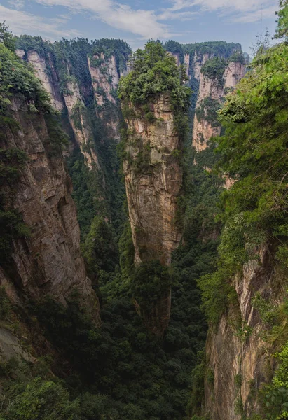 Çin 'in Hunan eyaletindeki Zhangjiajie Ulusal Orman Parkı' ndaki Wulingyuan Manzarası ve Tarihi İlgi Alanı 'ndaki Kum Taşı sütunları