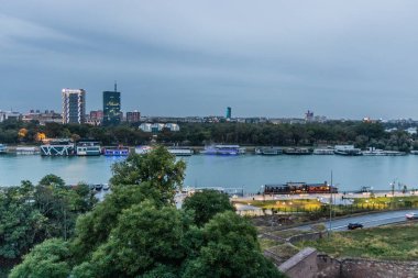 Sırbistan 'ın başkenti Belgrad' daki Sava nehri üzerindeki Novi Beograd (Yeni Belgrad) mahallesi manzarası