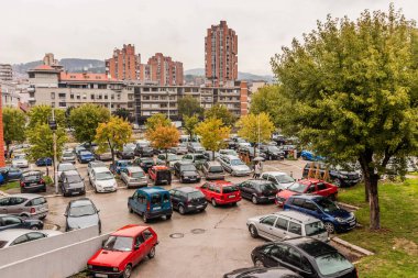 UZICE, SERBIA - 6 Ekim 2021: Sırbistan 'ın Uzice kentinde otobüs ve tren istasyonunun önündeki park yeri