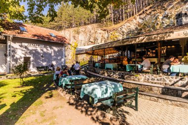 MOKRA GORA, SERBIA - 5 Ekim 2021: Sarganska Osmica 'nın (Sargan 8) Jatare istasyonundaki restoran, Sırbistan