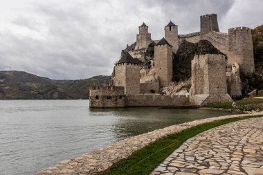 Sırbistan 'ın Golubac ortaçağ kalesine bakış