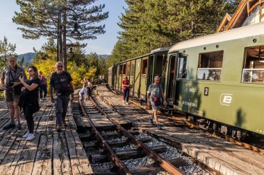 MOKRA GORA, SERBIA - 5 Ekim 2021: Sarganska Osmica 'nın Golubici istasyonundaki miras treni (Sargan 8) dar kalibreli miras demiryolu, Sırbistan